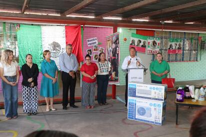 Óscar Ríos cumple con educación; entrega 30 minisplits a escuelas