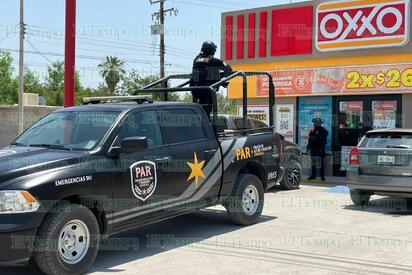 Policías resguardan a niño de 8 años que llegó solo a un Oxxo de Monclova