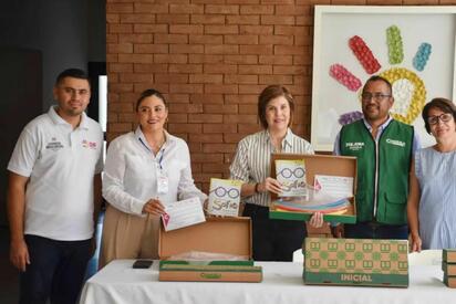 Personal de Mejora y SEC entrega paquetes escolares en Casa Nana