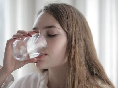 ¿Qué ocurre en el cuerpo al beber agua a primera hora de la mañana?