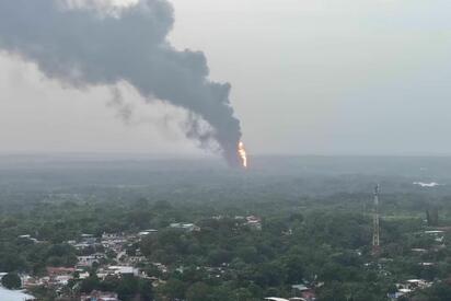 Una explosión en una planta de sal de Jáltipan, Veracruz, dejó tres personas muertas y mantiene activo un incendio atendido por equipos de emergencia.