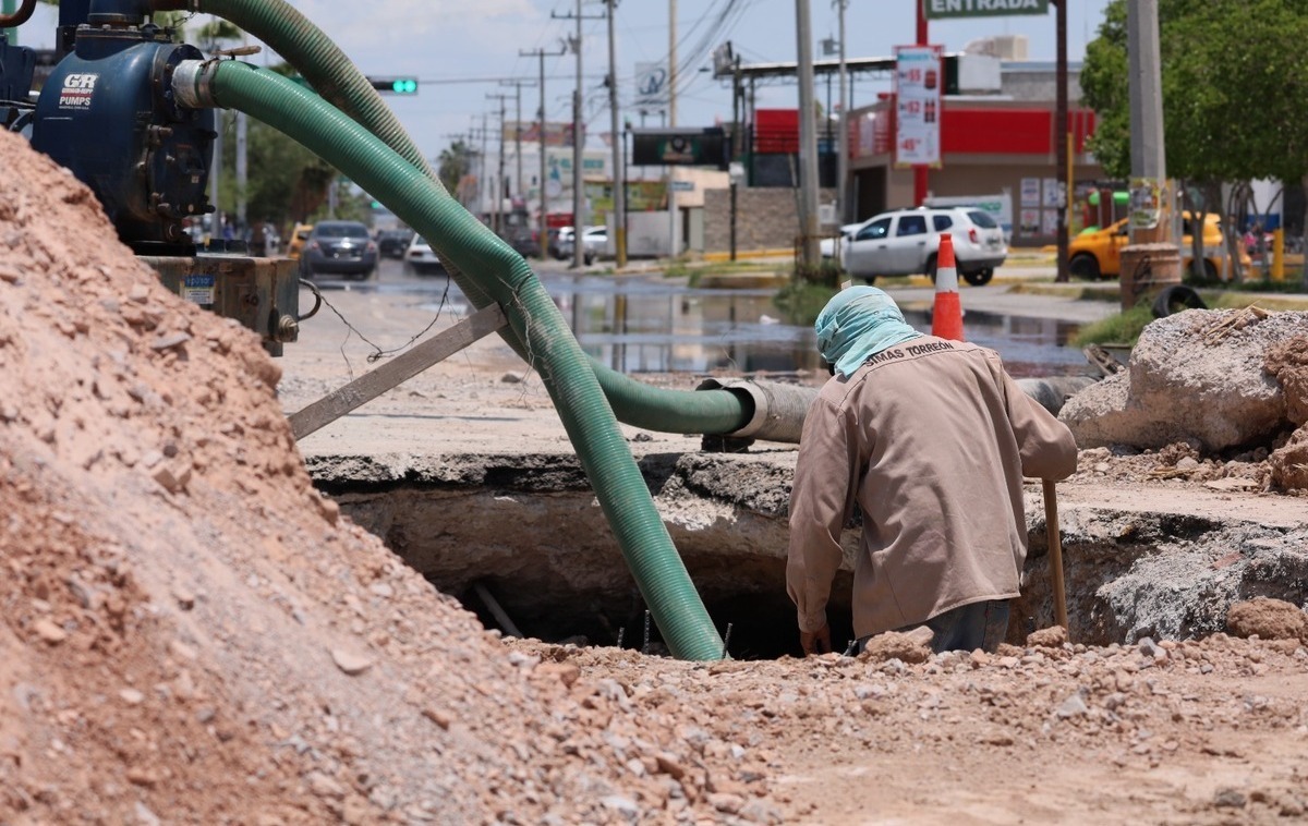 Colapsos y aguas negras obligan a renovar drenaje en sectores de Torreón