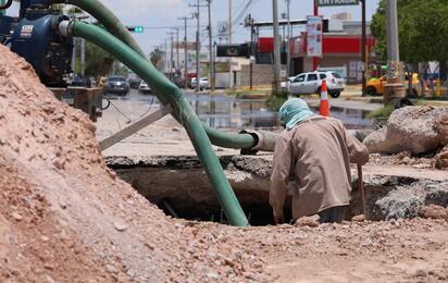 Colapsos y aguas negras obligan a renovar drenaje en sectores de Torreón