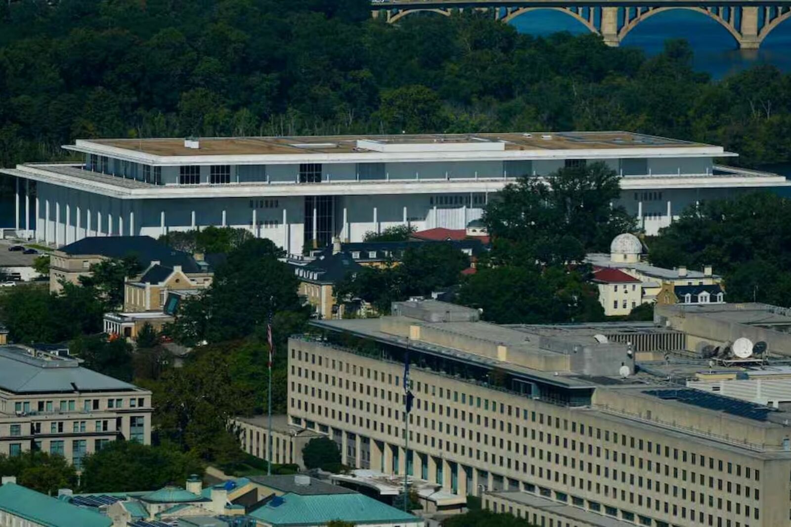 Juez impide volver a colocar el nombre de Trump en el Kennedy Center