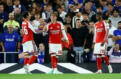 Arsenal avanza a octavos de la Copa de la Liga con doblete de Dowman
