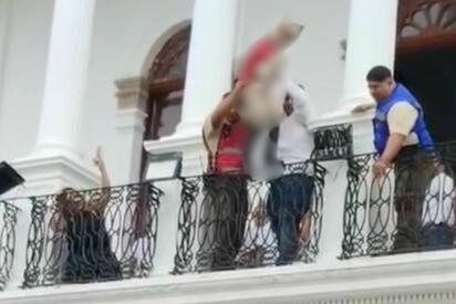 Una representación escolar de los Niños Héroes en Ameca generó polémica luego de que un menor fuera lanzado desde un balcón.  Un alumno del Colegio Niños