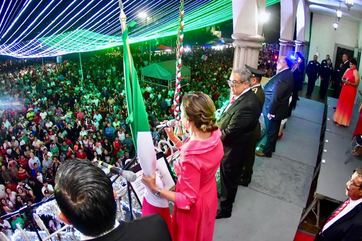 región: Por segundo año consecutivo, la voz de una mujer retumbó en el Balcón Presidencial de Frontera motivando el patriotismo en cada 