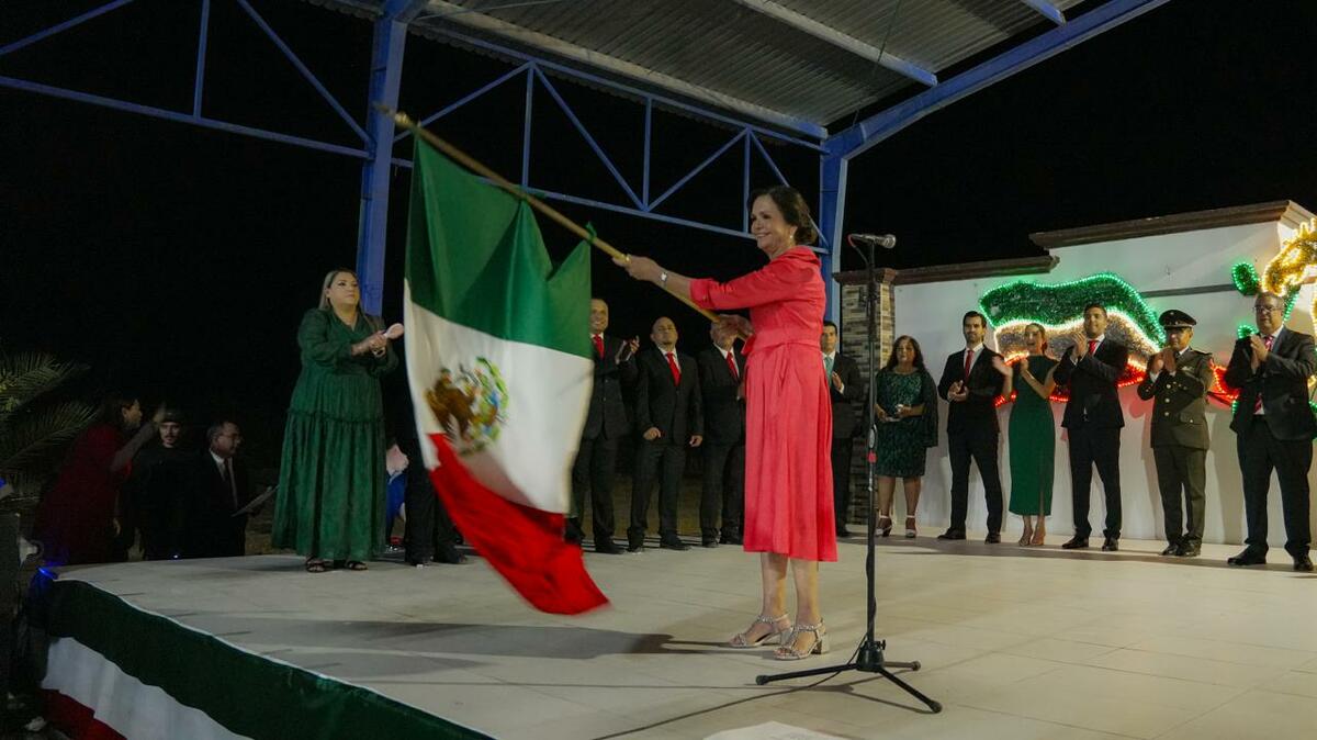 región: Por segundo año consecutivo, la voz de una mujer retumbó en el Balcón Presidencial de Frontera motivando el patriotismo en cada 