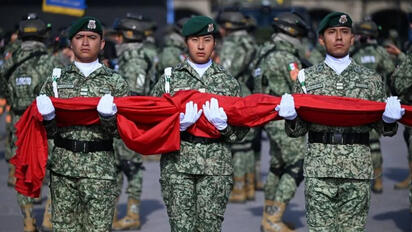 Personal militar llega al Zócalo para el Desfile del 16 de septiembre
