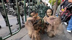 Con uniformes y juguetes, dos hermanos viven el Desfile Militar en CDMX
