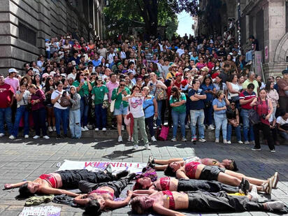 Estudiantes y colectivos feministas interrumpieron el desfile de Cuernavaca para exigir justicia por Claudia Tacoronte y frenar la violencia de género.  Lead
