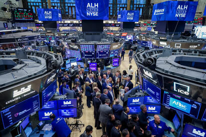 Wall Street cae tras alza de tasas de interés de la Fed