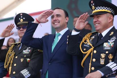 Gobernador encabeza el Desfile Cívico-Militar por el 216 aniversario de la Independencia.  El gobernador Manolo Jiménez Salinas encabezó