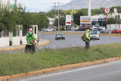 Las brigadas mantienen recorridos para recoger basura y desechos que son abandonados o se acumulan en diferentes vialidades de la capital.  Cuadrillas