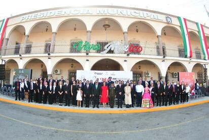 La alcaldesa, el Cabildo, autoridades civiles, educativas y militares encabezaron el tradicional desfile cívico-patriótico.  La alcaldesa Sari Pérez Cantú,