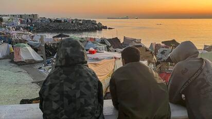 España niega petición para detener campamento de migrantes en Ceuta