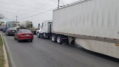 Restablecen paso de camiones vacíos por el Puente Internacional 2