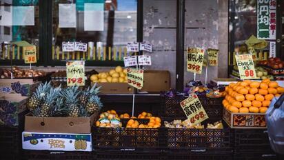 Japón registra menor inflación y se prepara para posible alza de tasas