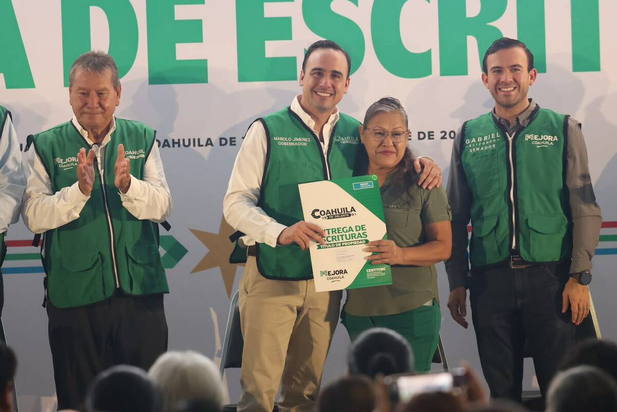 Manolo Jiménez entrega mil 150 escrituras en todas las regiones