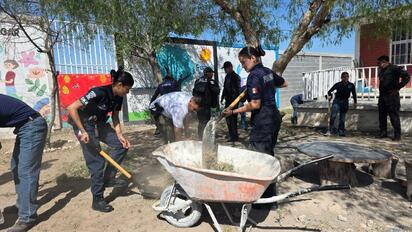 Cumplen policías jornada de deshierbe y limpieza en primaria