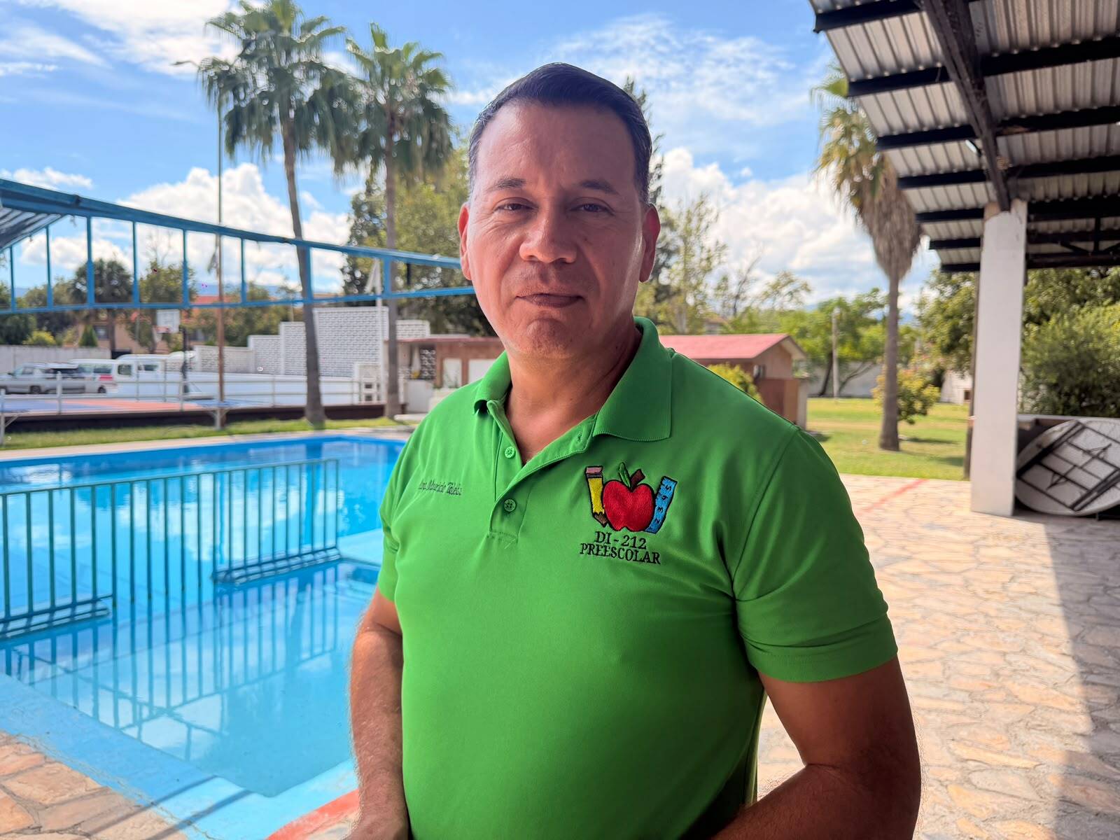 Responde favorablemente Manolo a solicitud de mobiliario escolar
