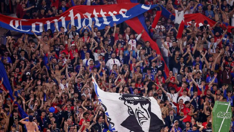Pancarta ofensiva detiene el Lyon vs Rennes: los jugadores abandonan el campo