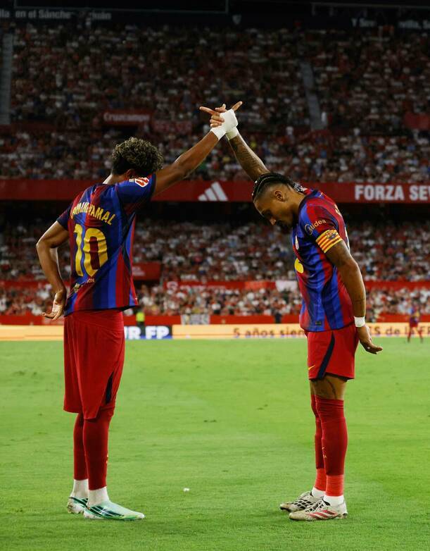 Hat-trick de Raphinha: el Barcelona vence 3-1 al Sevilla y mantiene el liderato