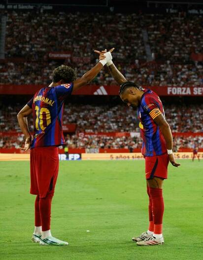 Hat-trick de Raphinha: el Barcelona vence 3-1 al Sevilla y mantiene el liderato