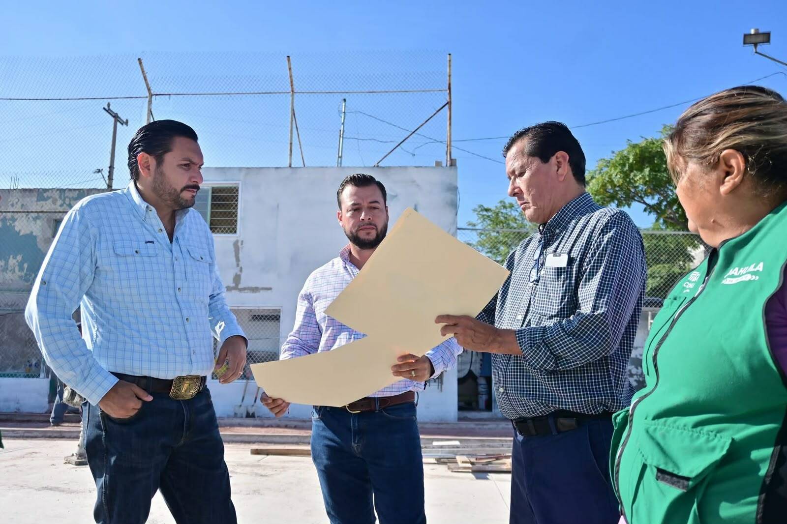 El alcalde recorrió obras de recarpeteo, agua y espacios deportivos para verificar avances y atender las necesidades de las colonias de Monclova.  Monclova,