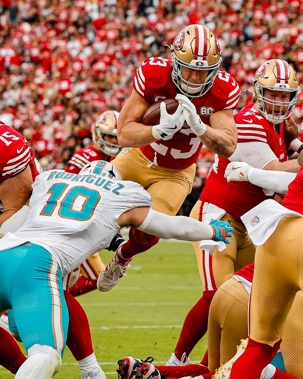 San Francisco arrolla a Miami y mantiene paso perfecto