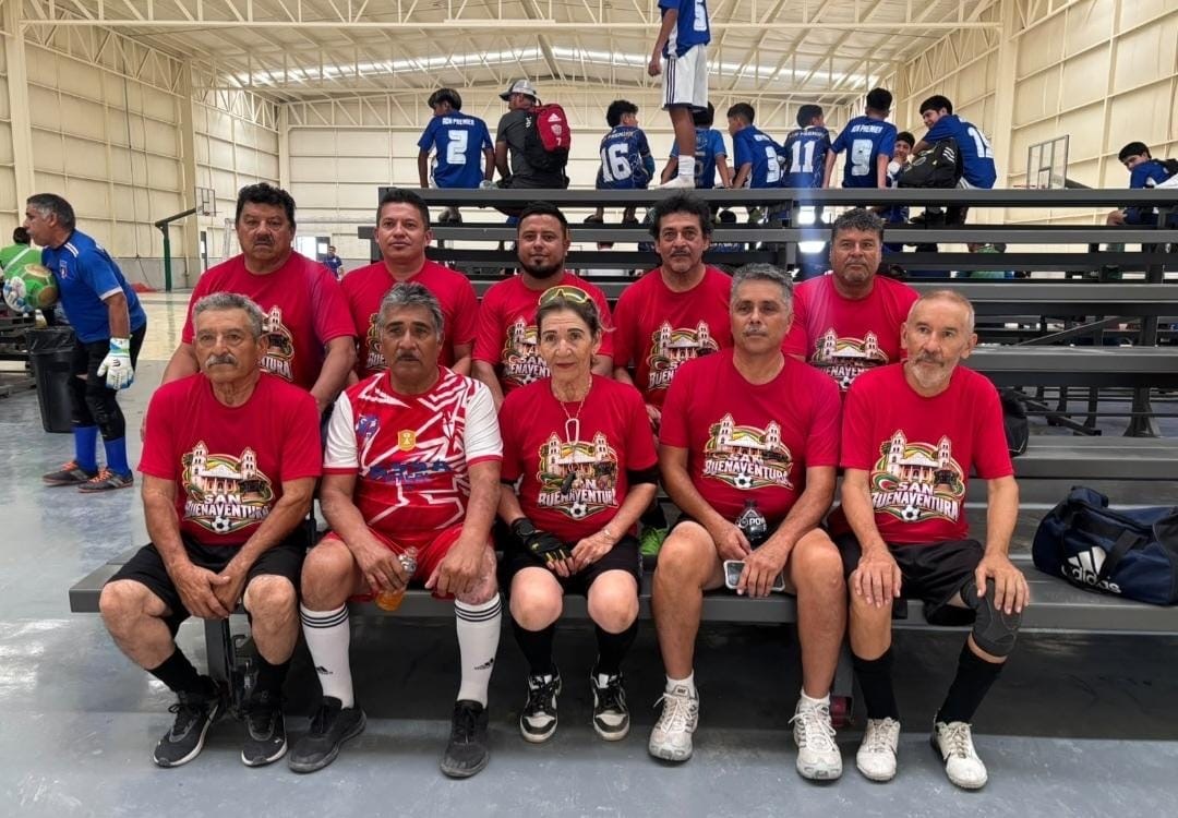 Abuelos de San Buenaventura participan en torneo estatal de fútbol 6x