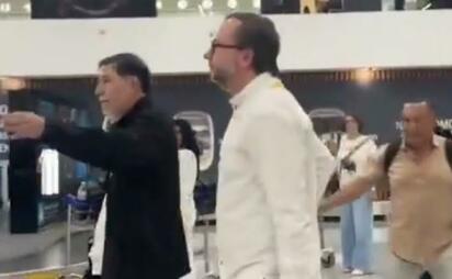 Noroña es increpado en el AICM: '¡corrupto!', '¡fuera Morena!'