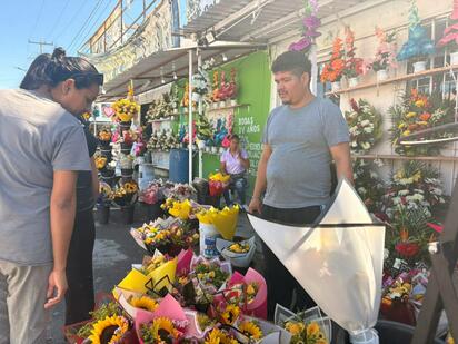 Tradición joven impulsa ventas; ramos desde cien pesos conquistan a enamorados monclovenses este 21 septiembre.  Como cada 21 de septiembre, el amarillo pintó