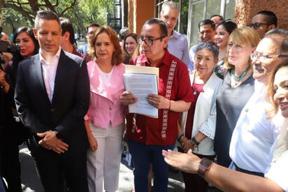 SAMUEL GARCÍA Morenistas de Nuevo León acudieron ante la Fiscalía Anticorrupción para denunciar presuntas irregularidades que involucran al gobernador Samuel García