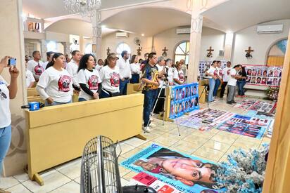 Conforta Sari Pérez a madres buscadoras en misa con el Obispo