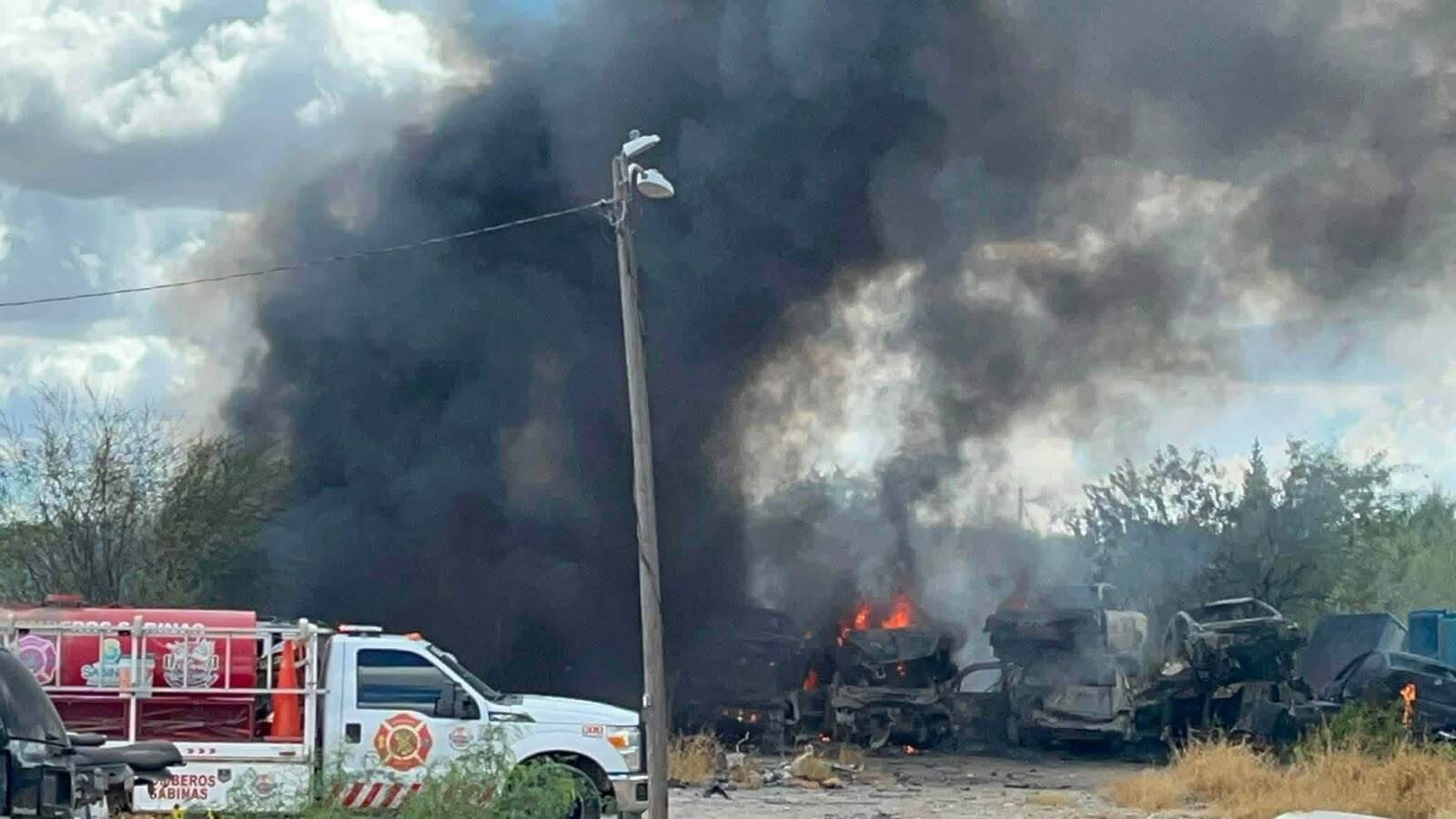 Un fuerte incendio en un yonke de la colonia Santa Cruz movilizó a Bomberos y Protección Civil durante la mañana de este martes.  Un fuerte incendio