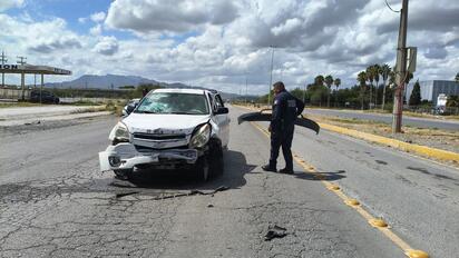 Lesionada y con fuerte daño en su camioneta tras choque en el libramiento Carlos Salinas