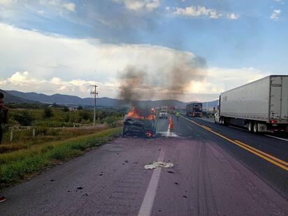 Se calcina Jeep mientras era remolcada en Ramos Arizpe