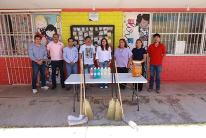     Karina Ríos entrega apoyos al kínder Rafael Ramírez en Santa María