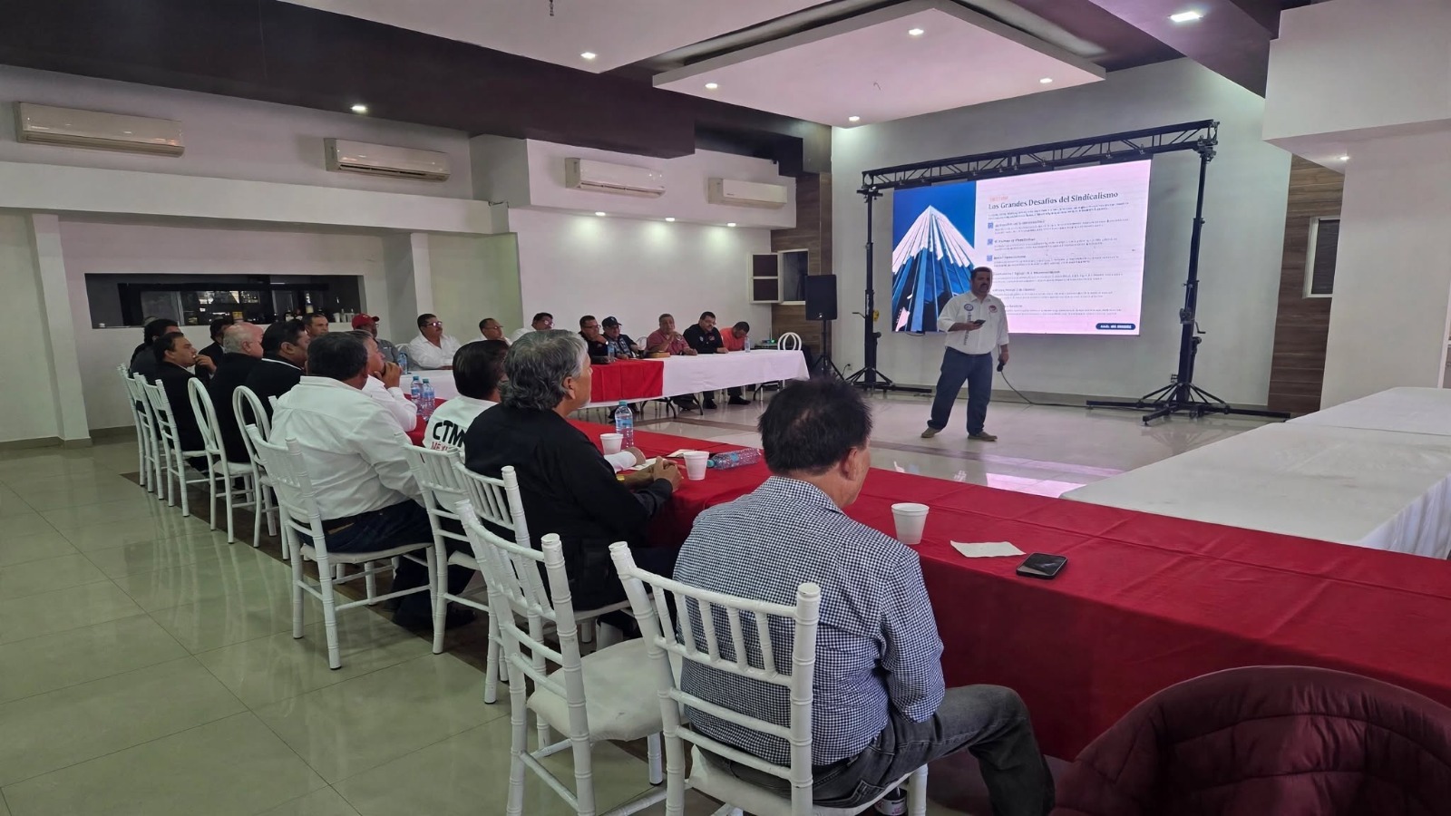 Embotelladores se preparan para la jornada laboral de 40 horas