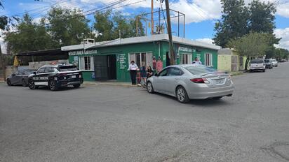 Choca contra auto, lo proyecta contra poste y escapa en el sector El Pueblo