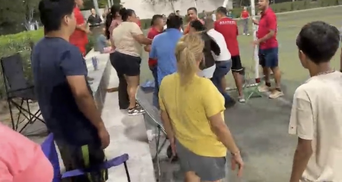 Riña: Fue una confrontación física entre adultos, precisamente quienes deberían permanecer al margen de cualquier disputa deportiva Riña: Fue una confrontación física entre adultos, precisamente quienes deberían permanecer al margen de cualquier disputa deportiva