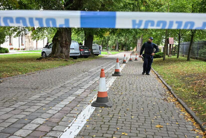 Un ataque con cuchillo en una abadía de Polonia dejó un sacerdote muerto y cinco personas heridas, mientras otros clérigos protegían a visitantes.  Un ataque
