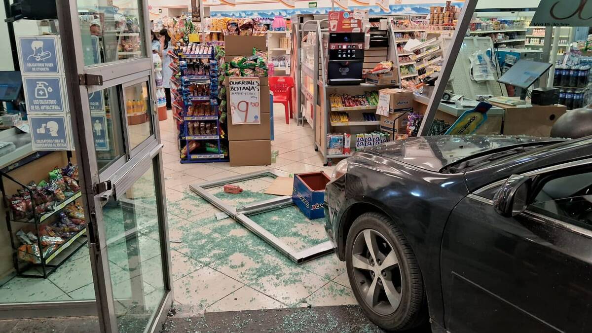 Accidente vial: Tres personas resultaron lesionadas tras el aparatoso accidente registrado en la colonia Azteca.
