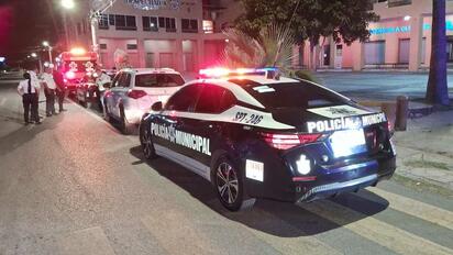 Camioneta choca contra patrulla y deja dos agentes con molestias