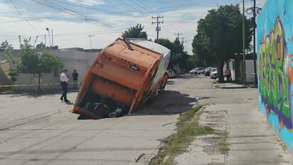 Camión recolector cae en un socavón en La Dalia