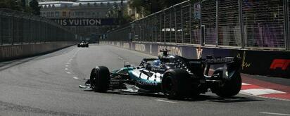 Russell domina las prácticas del GP de Azerbaiyán; Checo termina P13