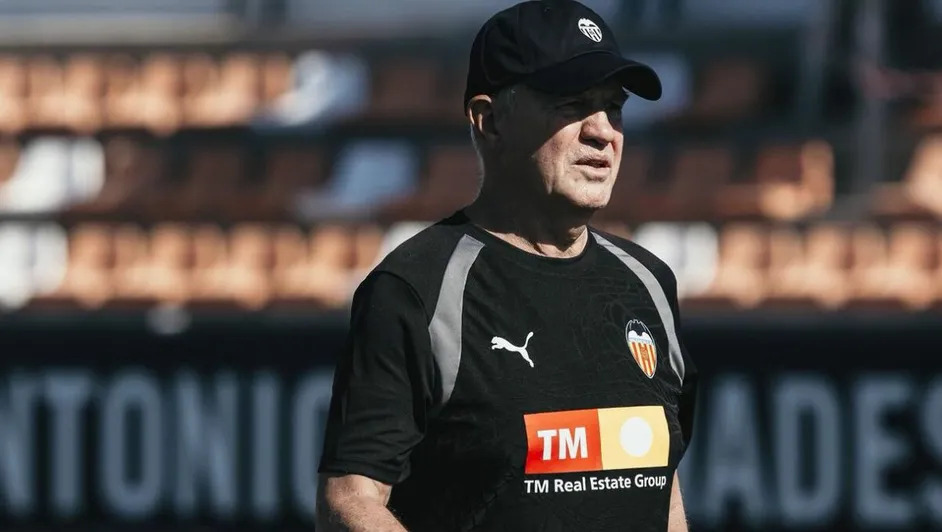 Aguirre dirige su primer entrenamiento al frente del Valencia