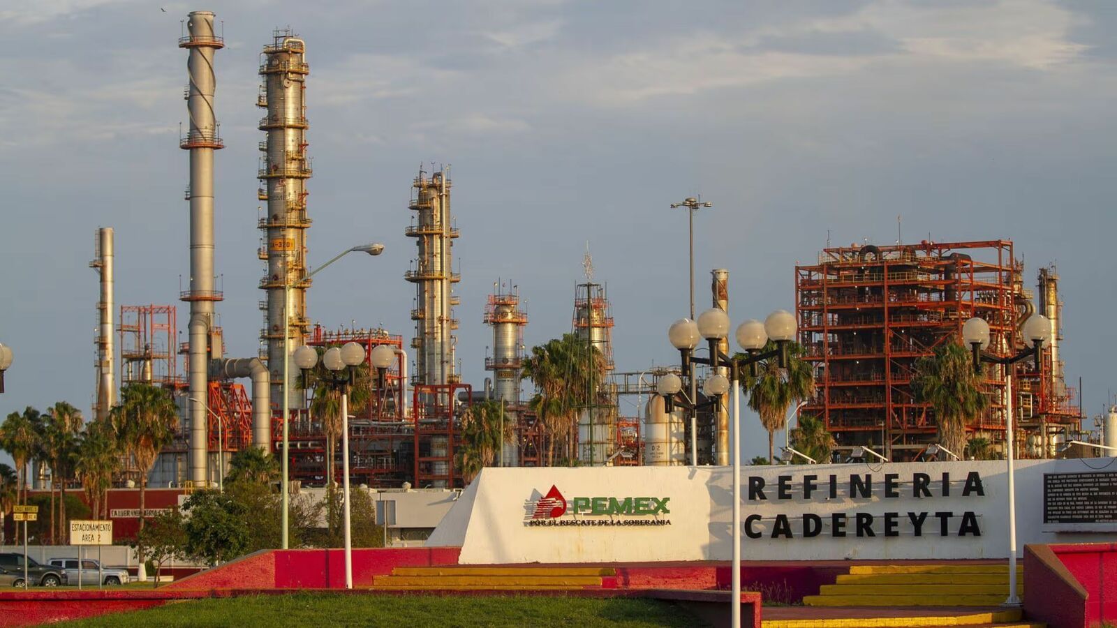 Pemex mantiene calificación BB+ de Fitch tras mejorar su perfil financiero