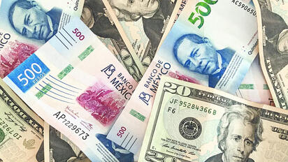Peso mexicano cae 2.75% semanal y dólar cierra en 17.70 pesos